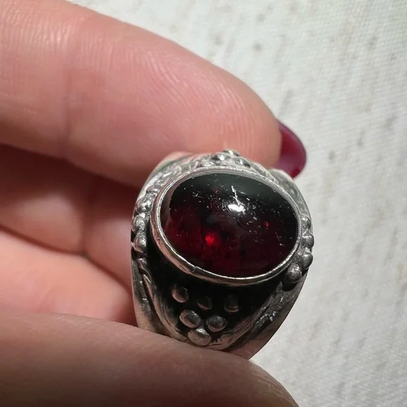 Vintage Sterling silver and garnet wide dome ring - Picture 14 of 15